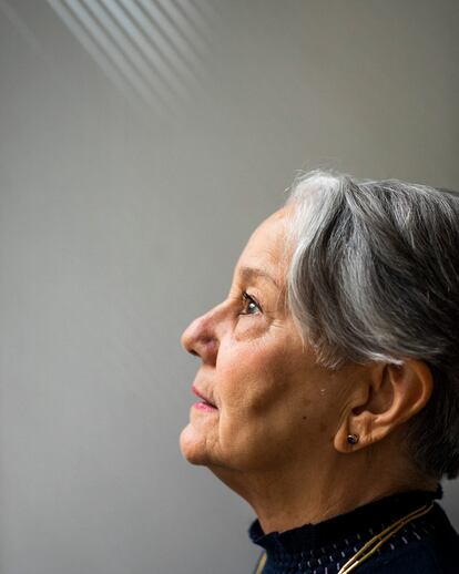 Lélia Wanick Salgado, esposa e parceira profissional do fotógrafo Sebastião Salgado, retratada no estúdio deles em Paris. 