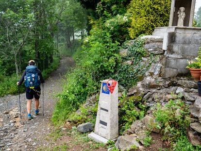 Un peregrino cubre una de las etapas del Camino Primitivo en Galicia.