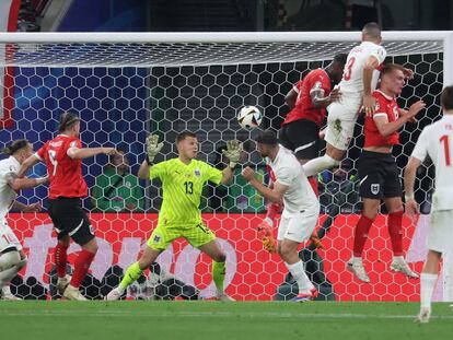 Merih Demiral marca de cabeza ante Austria en los octavos de final de la Eurocopa.