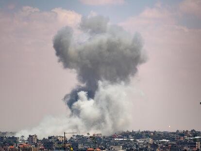 Una columna de humo se eleva tras un ataque aéreo israelí, en Rafah, sur de la Franja de Gaza, el pasado martes.