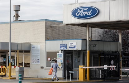 Un trabajador entra en la planta de Ford Almussafes, Valencia.