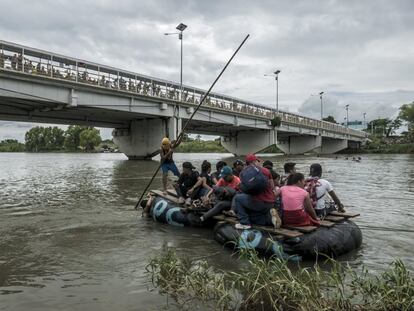 Un grupo de migrantes cruza el río Suchiate a bordo de una balsa, en una imagen de archivo.