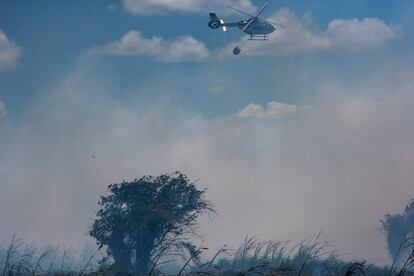 A fumaça do incêndio atingiu vários bairros e provocaram o fechamento de avenidas e de escolas. Como o local do fogo é de difícil acesso para veículos como caminhões-pipa, um avião da Secretaria de Segurança Pública auxiliou o trabalho dos bombeiros, jogando água.