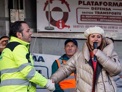 Manuel Hernández, portavoz de la Plataforma de transportistas, y Lola Guzmán, líder de la Plataforma 6F, este sábado en Madrid.