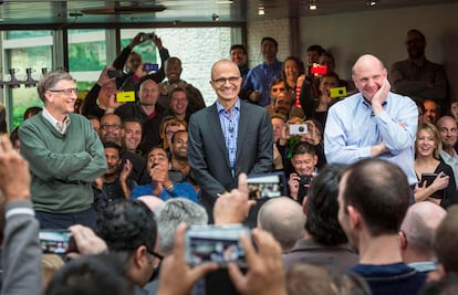 No centro, o CEO da Microsoft, Satya Nadella, ao lado do fundador da empresa, Bill Gates, e do ex-CEO Steve Ballmer, no campus da empresa em Redmond, Washington, em fevereiro de 2014.