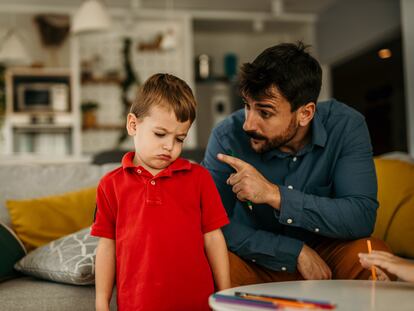 La necesidad de control de la madre o el padre a menudo viene del miedo a que a sus hijos les pase algo malo.