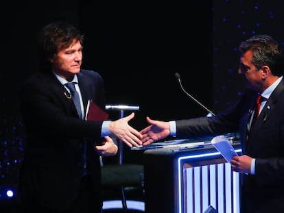 El candidato Javier Milei saluda al candidato Sergio Massa durante el segundo debate electoral, en Buenos Aires (Argentina).