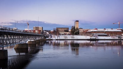 Vista de uno de los puentes que unen las dos partes de Skellefteå, Suecia. Imagen cedida por Visit Skellefteå.