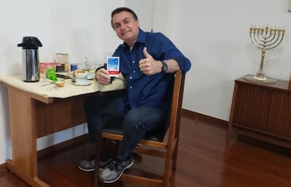 O presidente Jair Bolsonaro exibe uma caixa de remédio ao anunciar em seu perfil no Facebook, no dia 25 de julho de 2020, que havia testado negativo para covid-19 após quase 20 dias de infecção.