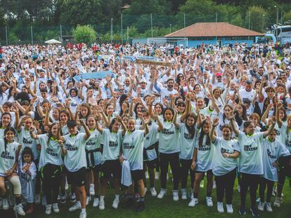 Aficionados del Celta y jugadoras de los equipos femeninos del club, el pasado jueves durante la presentación de As Celtas en la ciudad deportiva de A Madroa (Vigo).