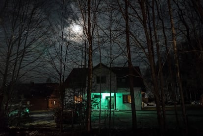 Uma casa iluminada de verde, sinal de que é um refúgio seguro, em Pogorcelze (Polônia), neste sábado. 