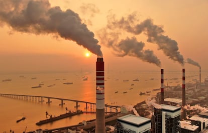 Chaminés de uma central termoelétrica a carvão em Nantong, na China.