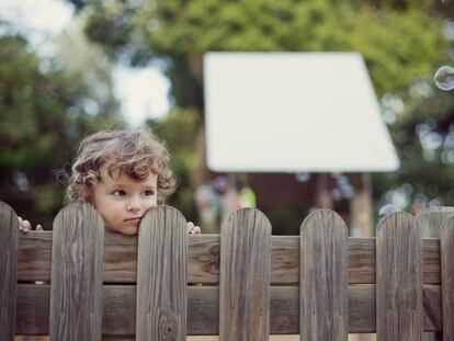 Un niño observa a la gente, mientras otros juegan y se divierten. 