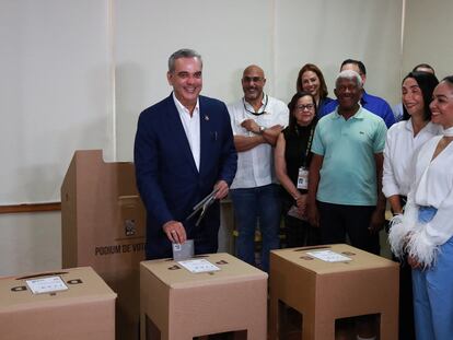 Luis Abinader vota en la elección de este 19 de mayo en Santo Domingo (República Dominicana).