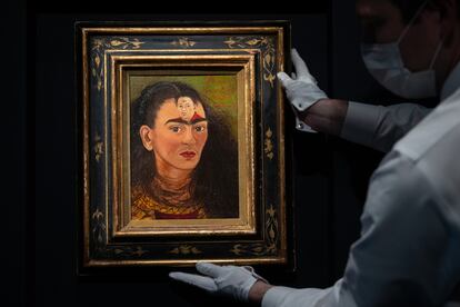 El autorretrato de Frida Kahlo 'Diego y yo', expuesto en la sala Sotheby's de Londres