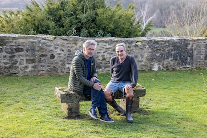 El director Kevin Macdonald y el diseñador John Galliano.