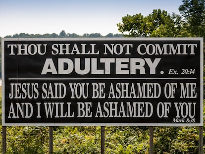 Un cartel en una carretera de Kentucky recuerda que a Dios no le gusta demasiado el adulterio.