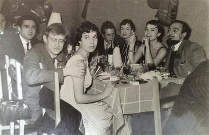 Meyes (la mujer que mira a cámara, fumando) junto a un grupo de amigos.