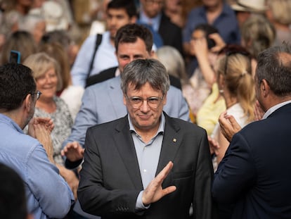 El expresidente de la Generalitat Carles Puigdemont, durante un acto de la campaña de las elecciones europeas. Detrás, el cabeza de lista de Junts, Toni Comín.