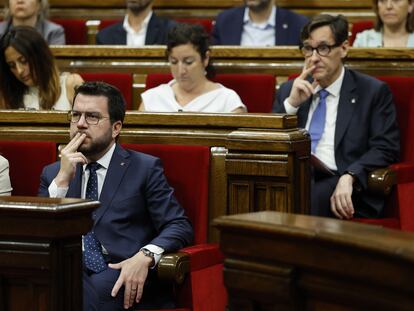 El president Pere Aragonès y detrás, Salvador Illa y Alícia Romero en un momento del pleno.