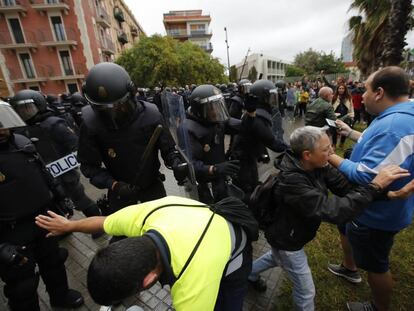 Cargas policiales durante el referéndum independentista del 1 de octubre de 2017.