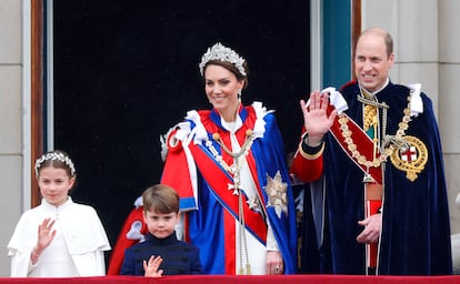 Kate Middleton y el príncipe Guillermo con dos de sus hijos, Carlota y Luis, durante la coronación de Carlos III, el 6 de mayo de 2023. La princesa de Gales y su hija llevan diademas a juego creadas por Jess Collet. 