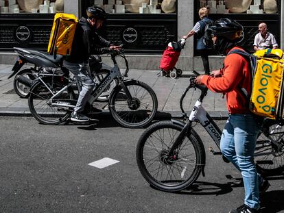 Repartidores de Glovo en la Gran Vía de Madrid, este martes.