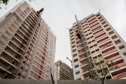 Prédios em construção na zona oeste de São Paulo.