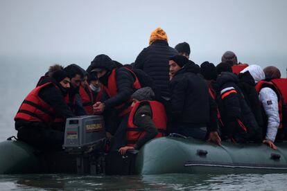 Um grupo de mais de 40 imigrantes a bordo de um barco inflável deixou a França na quarta-feira com destino ao Reino Unido