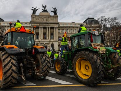 Protesta de los agricultores frente al Ministerio de Agricultura en Madrid, este miércoles.