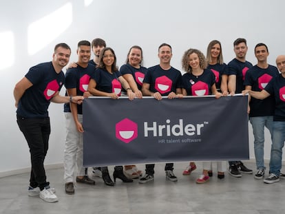 Equipo de Hrider con los socios Daniel del Río y Rocío Valenzuela en el centro de la imagen.