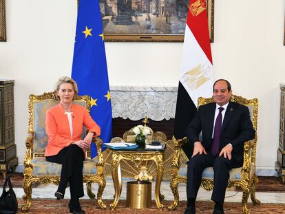 La presidenta de la Comisión Europea, Ursula von der Leyen, y el presidente de Egipto, Abdelfatá al-Sisi, este domingo en El Cairo.