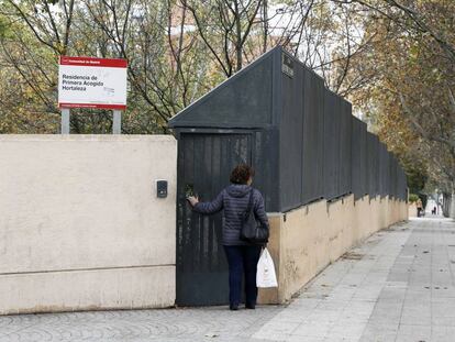 Una mujer a las puertas de la Residencia de Primera Acogida de Hortaleza, Madrid.