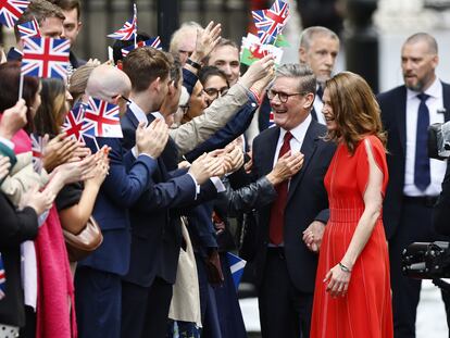 El primer ministro británico, Keir Starmer, con su mujer, Victoria Starmer.