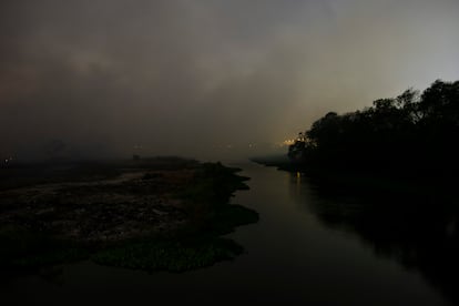 O Parque do Cocó é formado nas margens do Rio Cocó, ao longo de 20 quilômetros dentro de Fortaleza. É o parque responsável por regular a temperatura da cidade, que já perdeu entre 80% e 90% de sua mata natural.