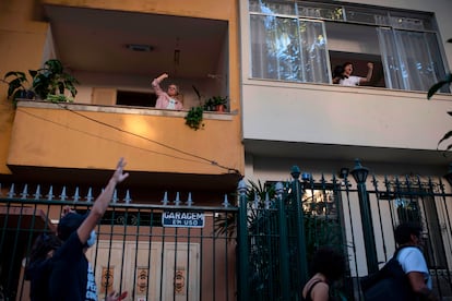 No Rio de Janeiro, manifestantes foram às ruas neste domingo contra a violência policial no Brasil e contra o racismo. Moradoras foram às janelas apoiar o protesto.