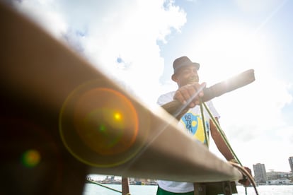 “Antes aqui era o verdadeiro Mucuripe. Hoje é a capital. Foi entrando o capitalista e se apoderando da nossa existência”, reclama o pescador Antônio Banqueiro. E sentencia: “Estou a postos para defender o meu lugar.”