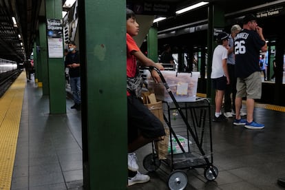 Un niño vende churros en un andén de una estación del metro de Nueva York, en el verano de 2023.
