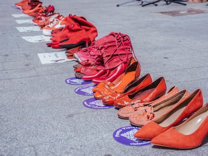 Varios pares de zapatos de color rojo durante un minuto de silencio por la mujer fallecida en Alicante, este lunes en Alicante.