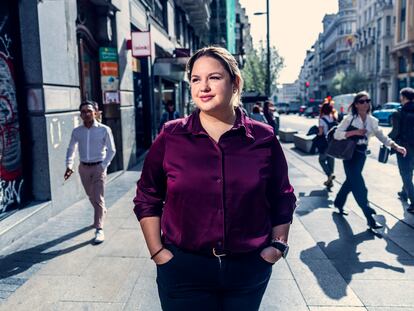 Gabriela García, desarrolladora de software, hacker y profesora, en la Gran Vía de Madrid.