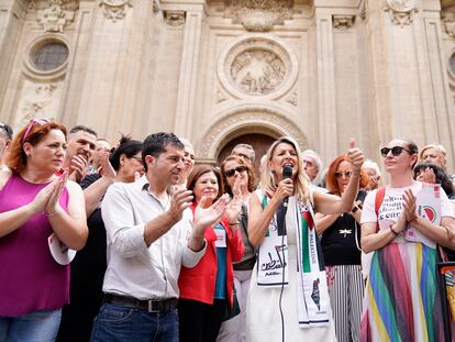 La vicepresidenta segunda del Gobierno y líder de Sumar, Yolanda Díaz, durante el encuentro con militancia y entidades sociales este jueves en la plaza de las Pasiegas de Granada.