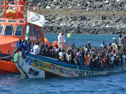 Llegada al puerto de La Restinga de un cayuco con 320 personas a bordo el pasado 21 de octubre.