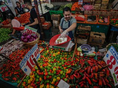 Los comerciantes ofrecen sus productos en el Mercado de Jamaica, en enero, en Ciudad de México.