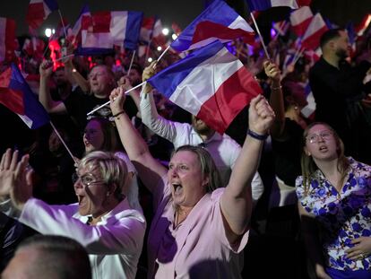 Partidarios de Marine Le Pen y el partido ultra Rassemblement National festejan tras las elecciones, el 30 de junio.