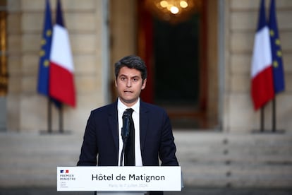 El primer ministro francés, Gabriel Attal, durante su comparecencia para valorar los sondeos electorales, esta noche en el Hotel Matignon de París.