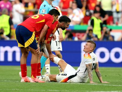 Carvajal y Rodri ayudan a Kroos a estirar el gemelo derecho durante el partido entre España y Alemania el viernes en Stuttgart.