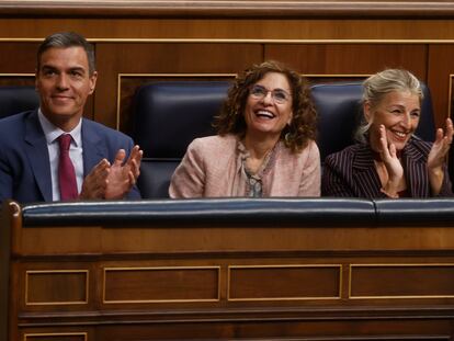 El presidente del Gobierno, Pedro Sánchez; las vicepresidentas primera y ministra de Hacienda, María Jesús Montero, y segunda y ministra de Trabajo, Yolanda Díaz, en el Congreso de los Diputados, este jueves.