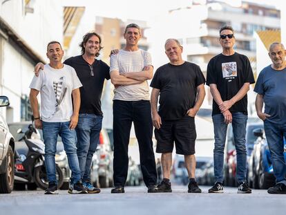 De izquierda a derecha, Miguelo Batún, Nando Hidalgo, Javier Ojeda, Manolo Rubio, Chris Navas y Antonio Gil, miembros de Danza Invisible, fotografiados en Málaga el pasado 30 de mayo.