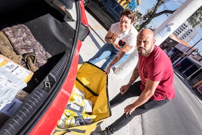 Diego Machado Ferreira e Ligia Ribeiro Paiva, ambos ex-metalúrgicos, trabalham hoje como entregadores terceirizados de uma transportadora que presta serviços para o Mercado Livre.