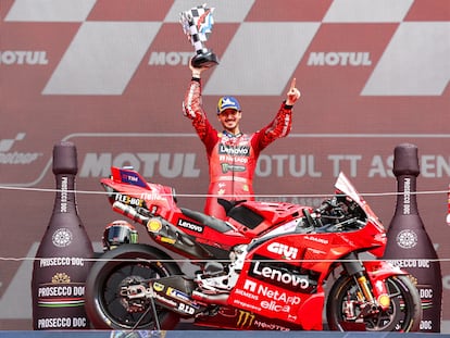 Francesco Bagnaia celebra su victoria en el Gran Premio de Países Bajos.